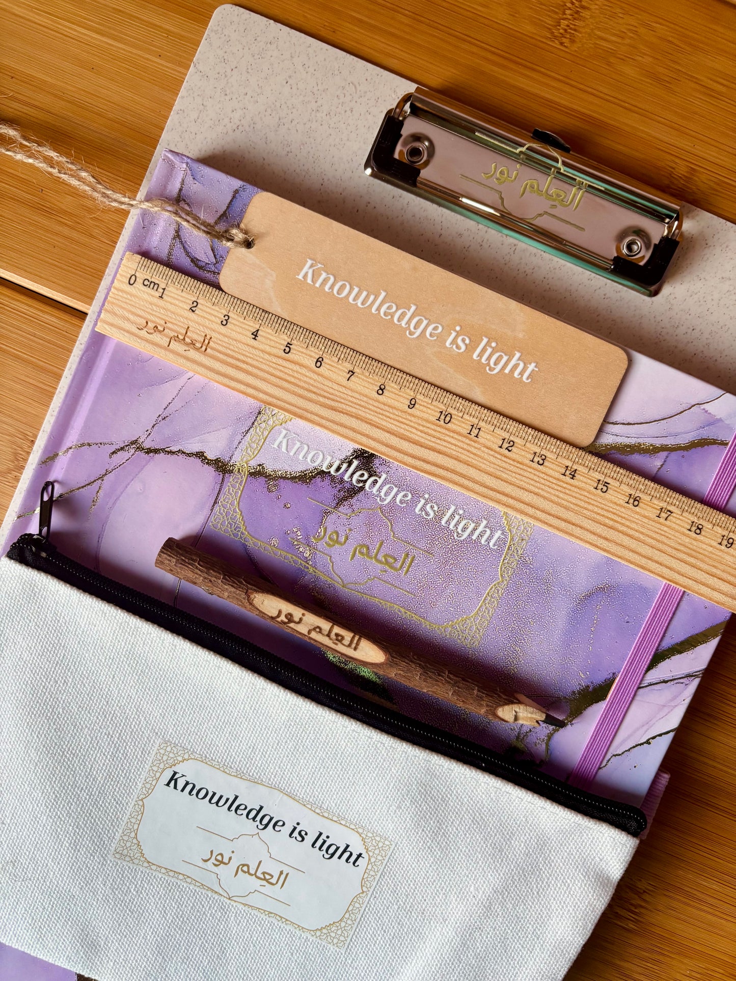 Pack Al-‘Ilmo Nour العِلم نور con portapapeles | Knowledge is light