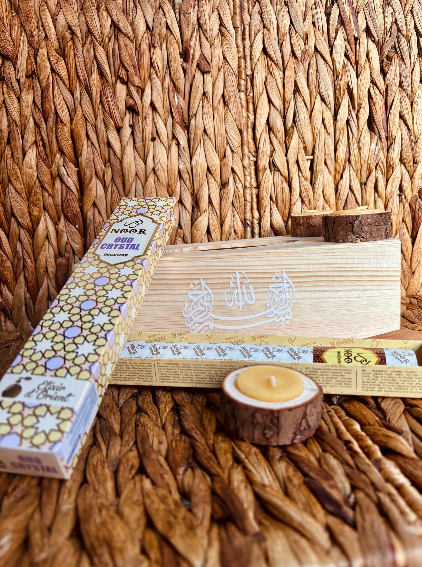 Pack Sakinah | Portapañuelos, velas de cera natural, incienso Noor y soporte de madera