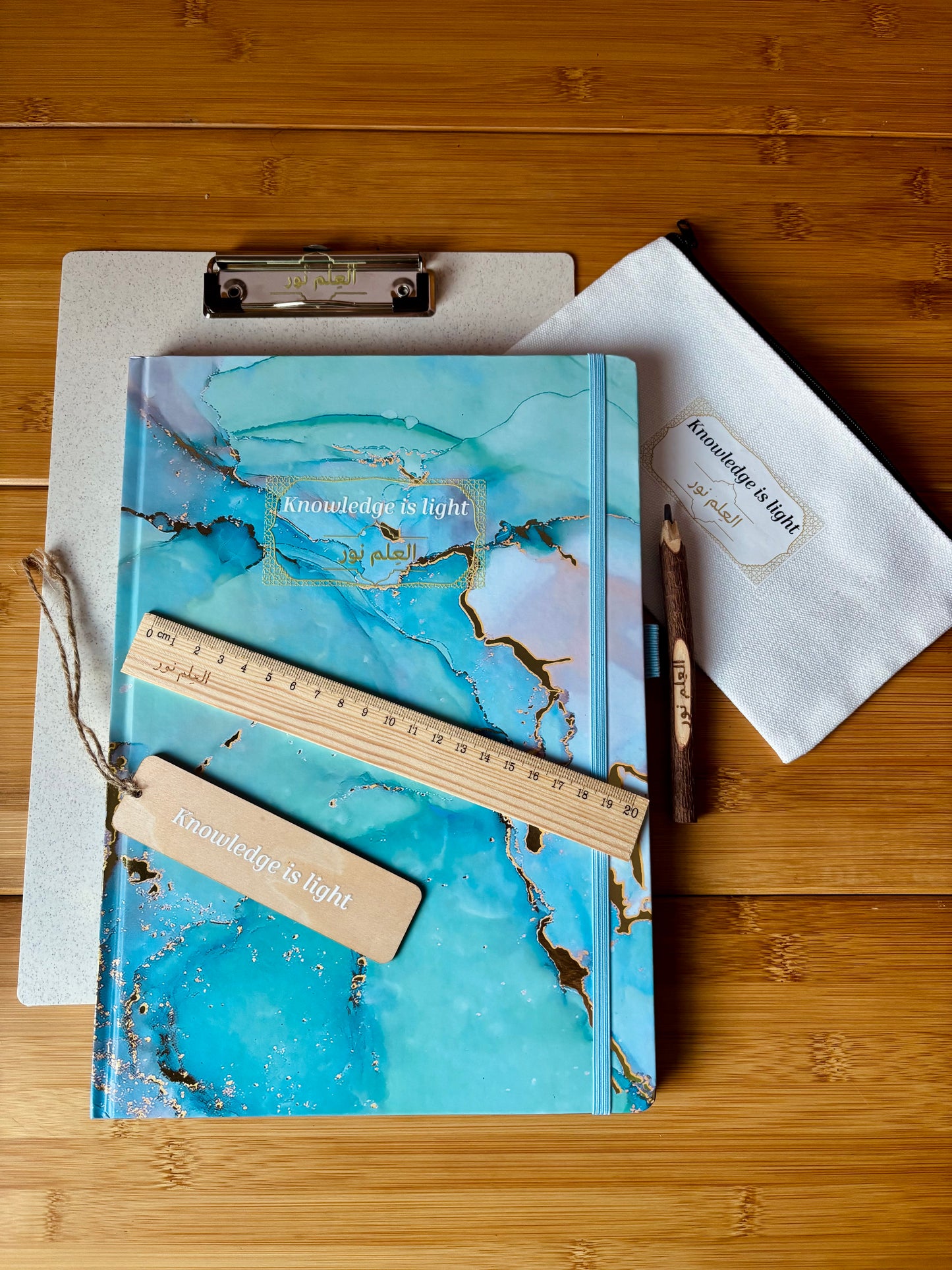 Pack Al-‘Ilmo Nour العِلم نور con portapapeles | Knowledge is light